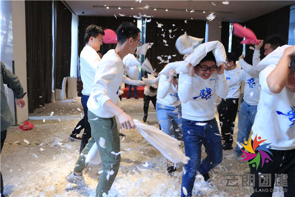南京主題拓展訓練——枕頭大戰(zhàn)趣味團建活動