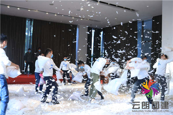 南京主題拓展訓練——枕頭大戰(zhàn)趣味團建活動