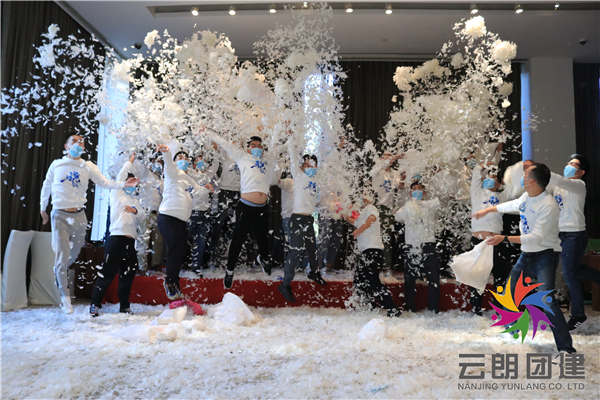 南京主題拓展訓練——枕頭大戰(zhàn)趣味團建活動